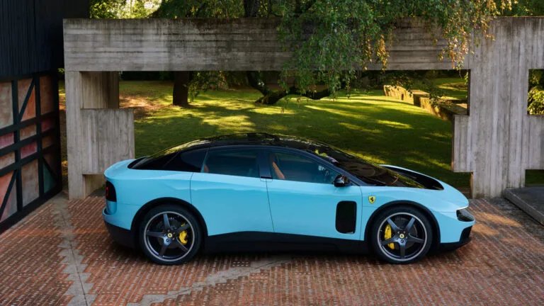 Ferrari Luce 2026 มุมด้านข้างแสดงเส้นสายตัวถังและ glass house