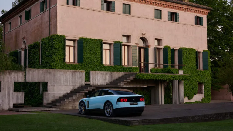 Ferrari Luce 2026 มุมหลังสามส่วนพร้อมไฟท้าย Halo