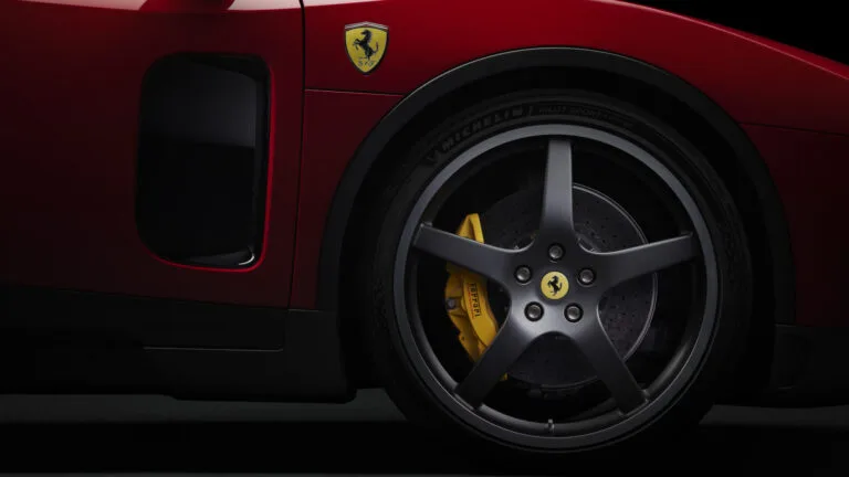 Ferrari Luce 2026 ล้ออัลลอยฟอร์จและเบรกคาร์บอนเซรามิก