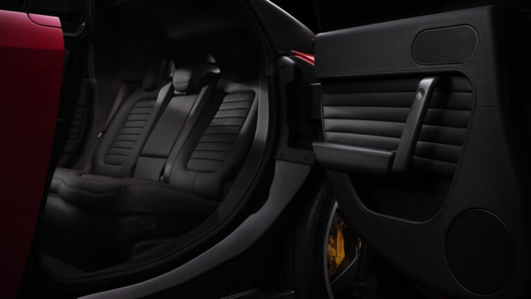 Ferrari Luce 2026 ภาพโปรไฟล์ในสตูดิโอ