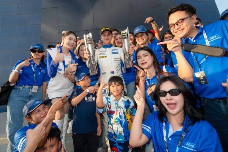 แฟนมอเตอร์สปอร์ตและทีม Ford Thailand Racing ร่วมฉลองชัยที่บุรีรัมย์