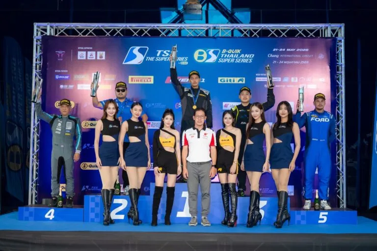 นักแข่ง Ford Thailand Racing บนโพเดียมการแข่งขันรถกระบะทางเรียบ