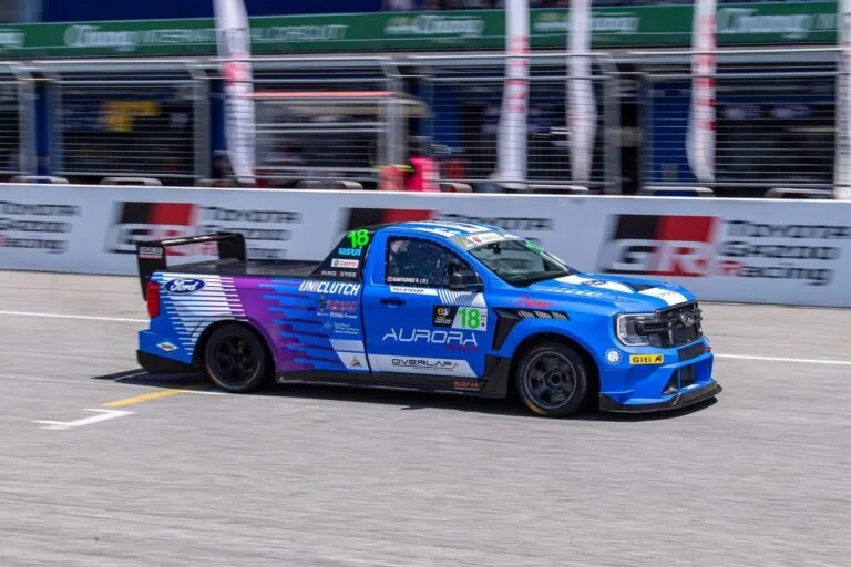 Ford Ranger รถแข่งสีฟ้าจากทีม Aurora Design Dynamics ในสนามช้างฯ