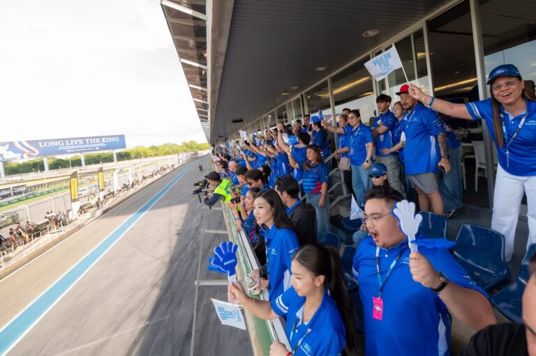 ทีมงาน Ford Thailand Racing ส่งสัญญาณเชียร์รถแข่งจากพิท