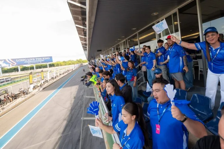 ทีมงาน Ford Thailand Racing ส่งสัญญาณเชียร์รถแข่งจากพิท