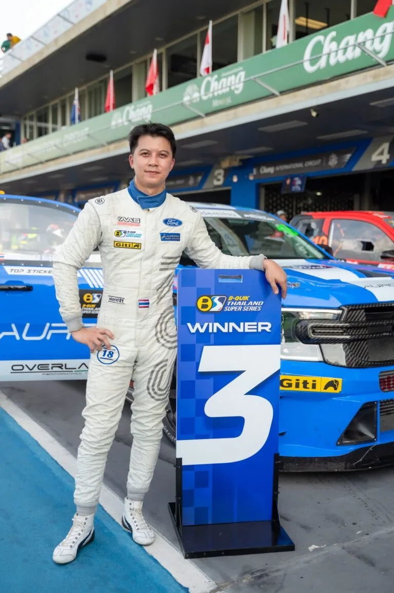 บูม กันตธีร์ กุศิริ นักแข่ง Ford Ranger หมายเลข 18 พร้อมถ้วยรางวัล