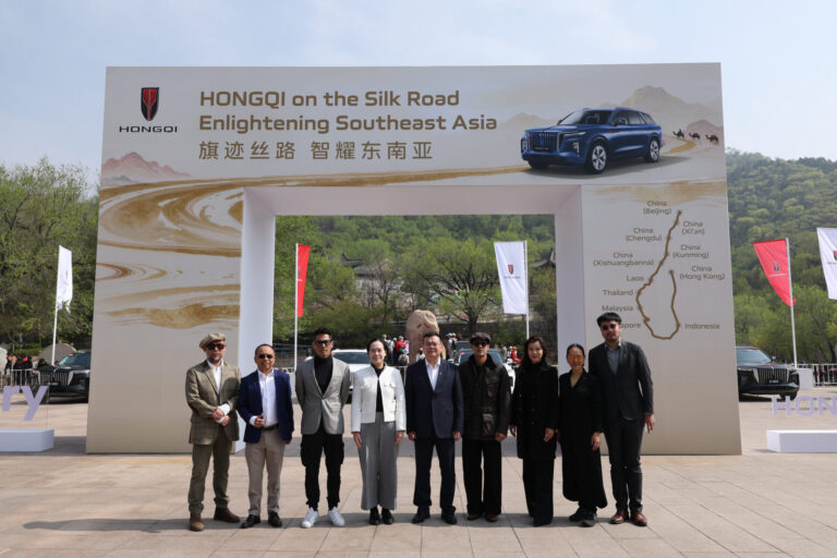 ทีมงาน HONGQI และ Metro Group ในกิจกรรม One Belt One Road