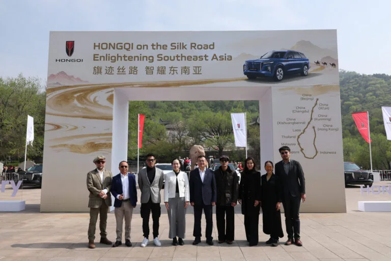 ทีมงาน HONGQI และ Metro Group ในกิจกรรม One Belt One Road