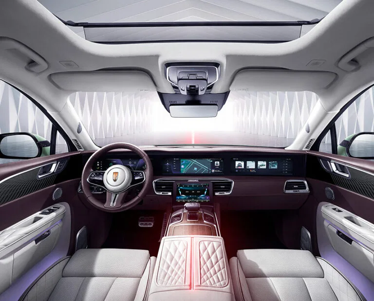 ห้องโดยสาร HONGQI E-HS9 พร้อมจอดิจิทัลเต็มแผงคอนโซล