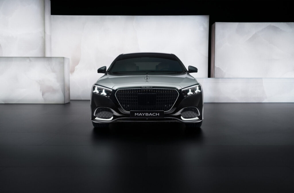 Mercedes-Maybach S 580 e Night Series 2026 มุมหน้ารถพร้อมกระจังหน้า Dark Chrome
