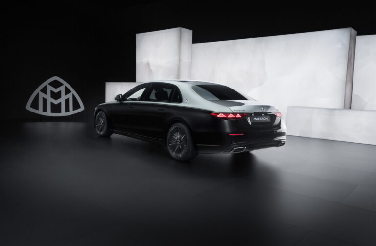 Mercedes-Maybach S 580 e Night Series 2026 มุมท้ายพร้อมตรา Maybach