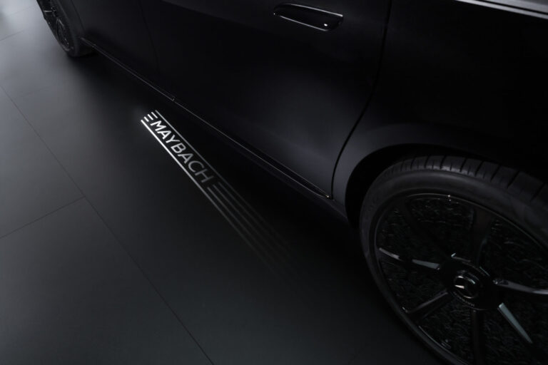Mercedes-Maybach S 580 e Night Series 2026 มุมด้านข้างตัวถังฐานล้อยาว