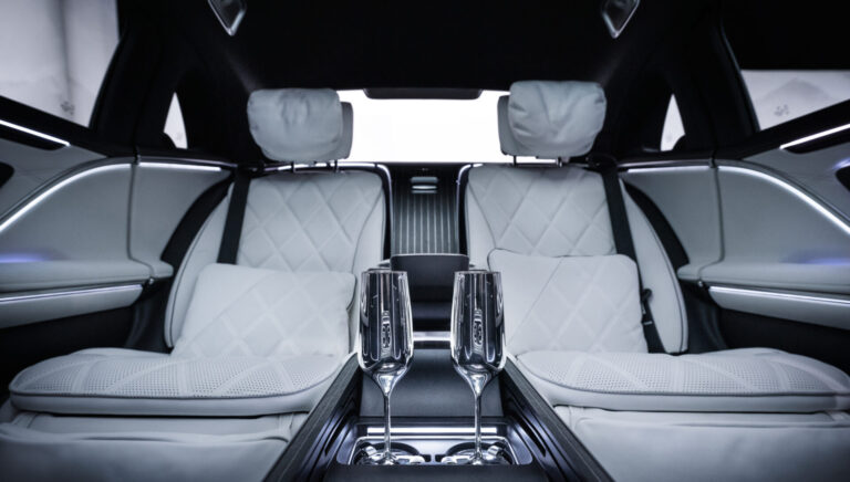 ห้องโดยสารตอนหลัง Mercedes-Maybach S 580 e Night Series พร้อมเบาะ Executive Seats
