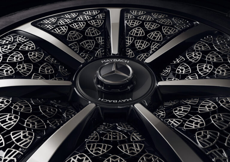 คอนโซลและหน้าจอ OLED ใน Mercedes-Maybach S 580 e Night Series