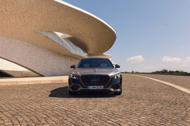 Mercedes-Maybach S 580 e Night Series 2026 ภายนอกโทนสีเข้ม