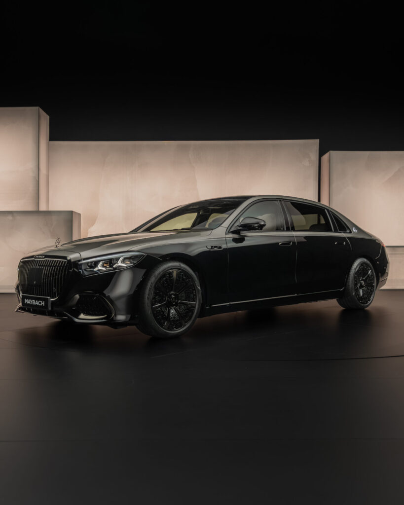 Mercedes-Maybach S 580 e Night Series 2026 มุมโปรไฟล์ตัวถังแนวตั้ง
