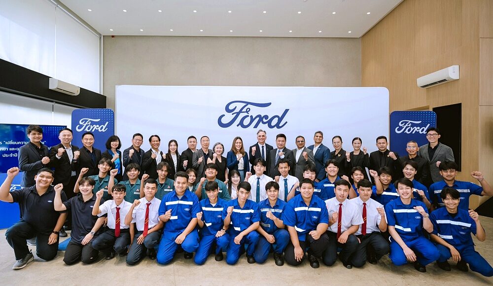 ภาพหมู่ฟอร์ด ประเทศไทย กับนักศึกษาในโครงการ เปลี่ยนความรู้ สู่อาชีพ ปีที่ 9