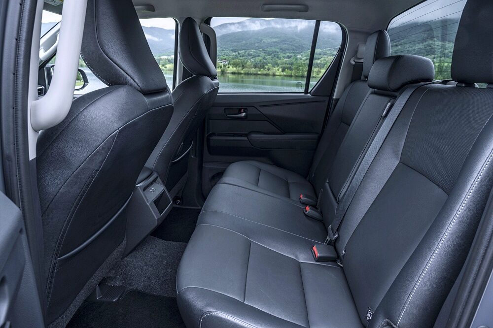 ภาพรายละเอียดงานออกแบบและอุปกรณ์ของ Toyota Hilux BEV 2026 รุ่น High Grade สี Ash Grey ลำดับ 012 ชุดภาพเพิ่มเติม