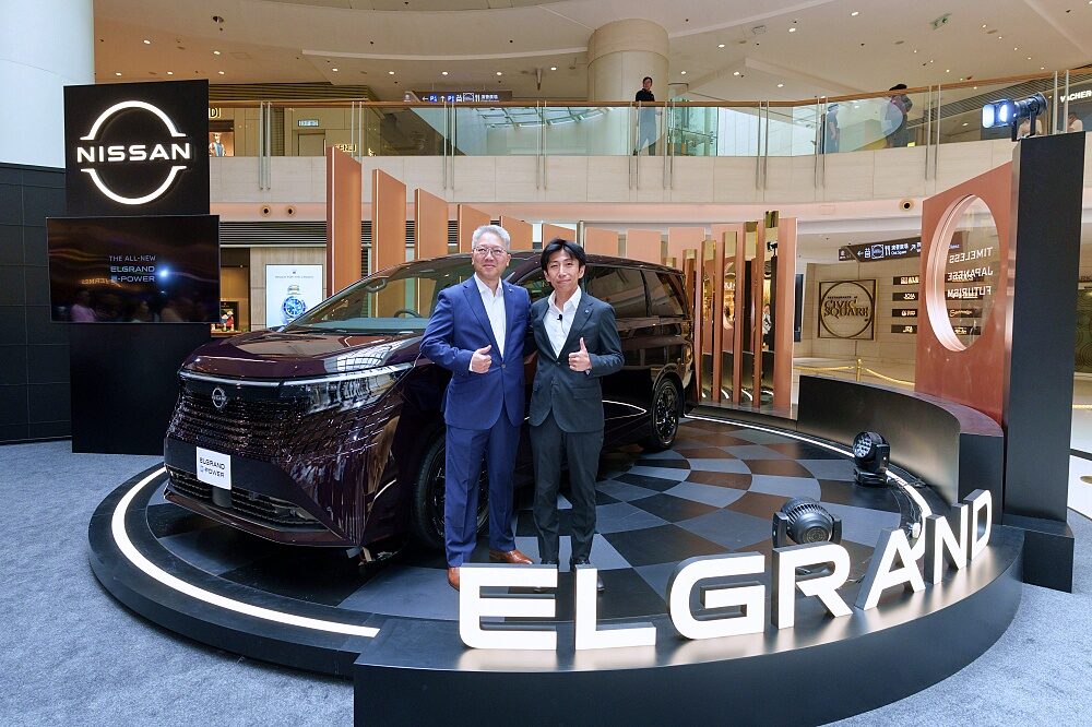 ผู้บริหารร่วมถ่ายภาพหน้า Nissan Elgrand e-POWER 2026 ในงานเปิดตัวที่ฮ่องกง