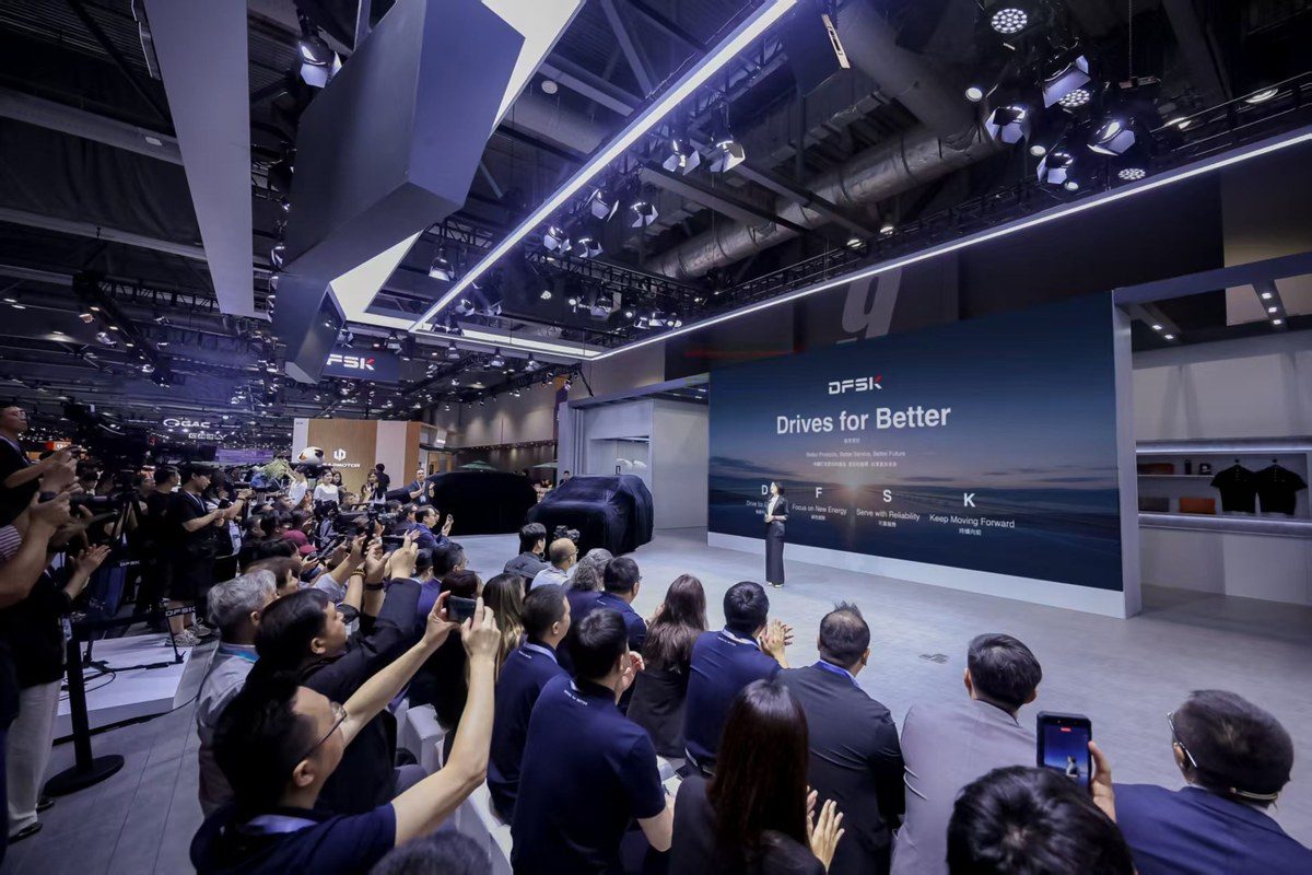 บรรยากาศการประกาศกลยุทธ์ระดับโลกและแนวคิดการขับเคลื่อนของแบรนด์ DFSK ภายในงานจัดแสดงที่ฮ่องกง