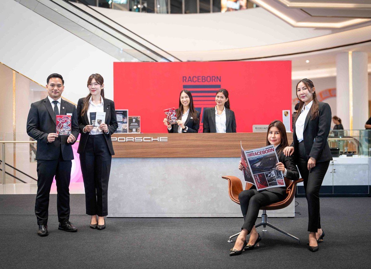 ภาพ พนักงานและผู้เข้าร่วมงานเปิดตัวอย่างเป็นทางการของรถยนต์ Porsche พร้อมนิตยสาร Raceborn