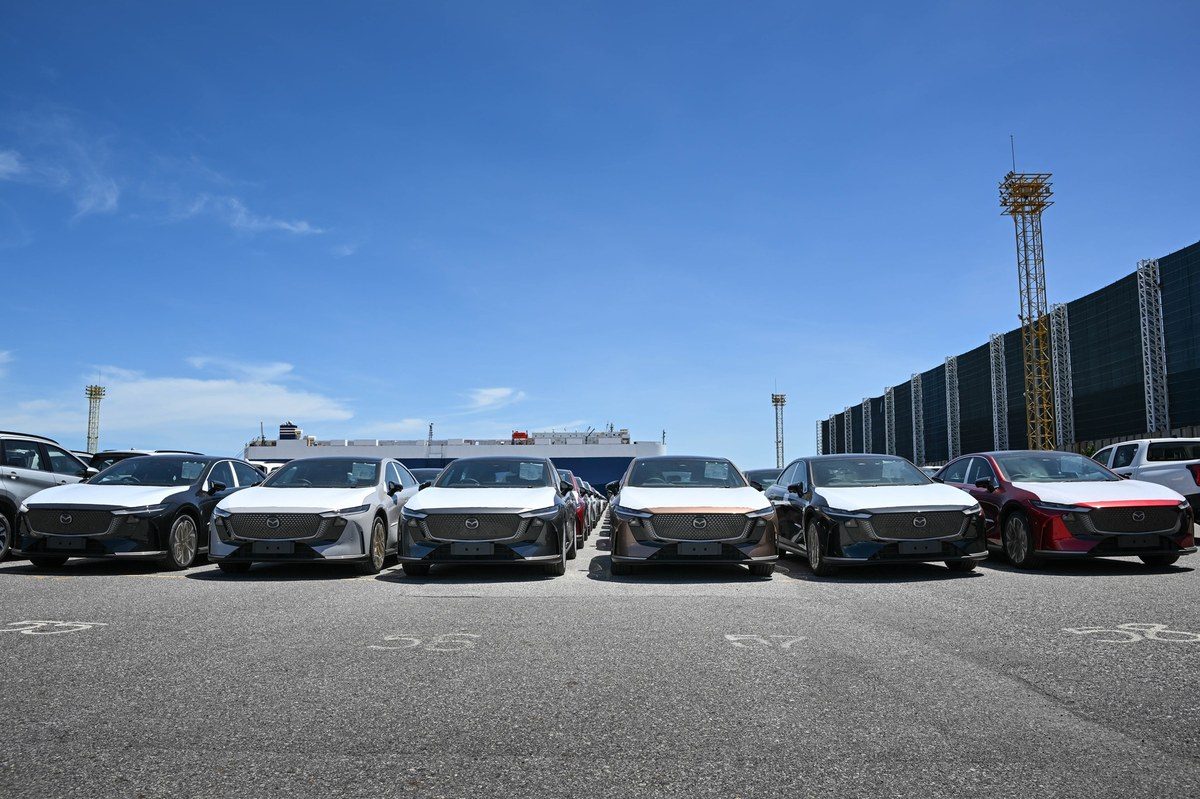 แถวขบวนรถยนต์ไฟฟ้า Mazda6e ล็อตแรก 500 คัน เตรียมขั้นตอนขนส่งไปยังตัวแทนจำหน่ายทั่วประเทศ