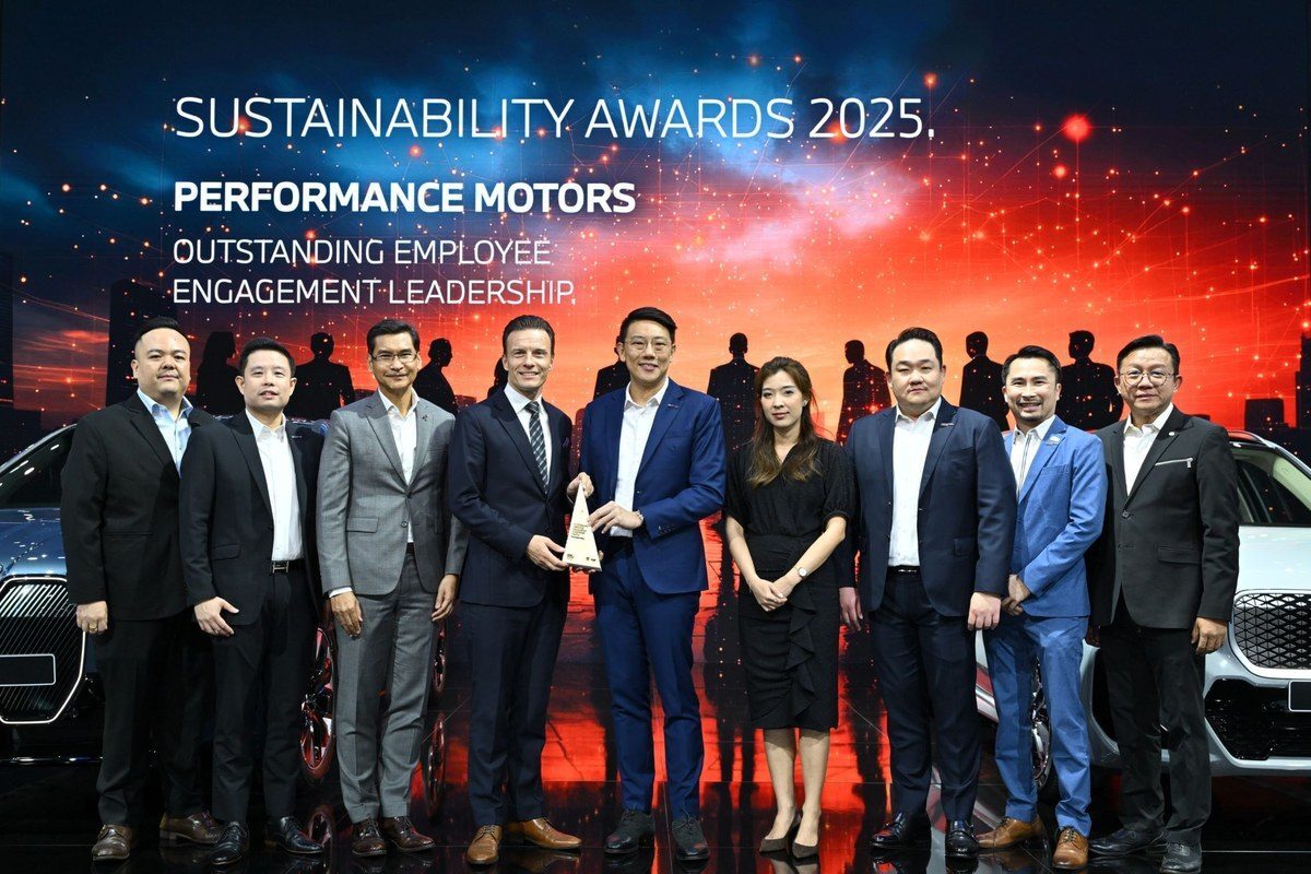 ทีมงานรับมอบรางวัล Dealer Sustainability Awards จากโครงการ Happy Workplace ที่มุ่งสร้างวัฒนธรรมองค์กรเพื่อความสุขของพนักงาน