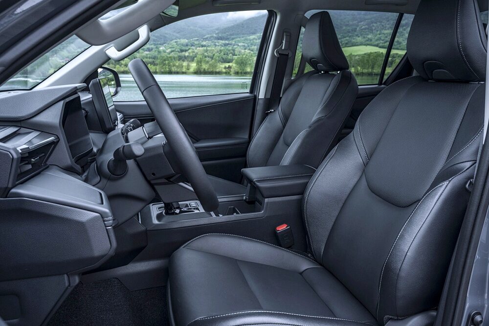 ภาพรายละเอียดงานออกแบบและอุปกรณ์ของ Toyota Hilux BEV 2026 รุ่น High Grade สี Ash Grey ลำดับ 011 ชุดภาพเพิ่มเติม