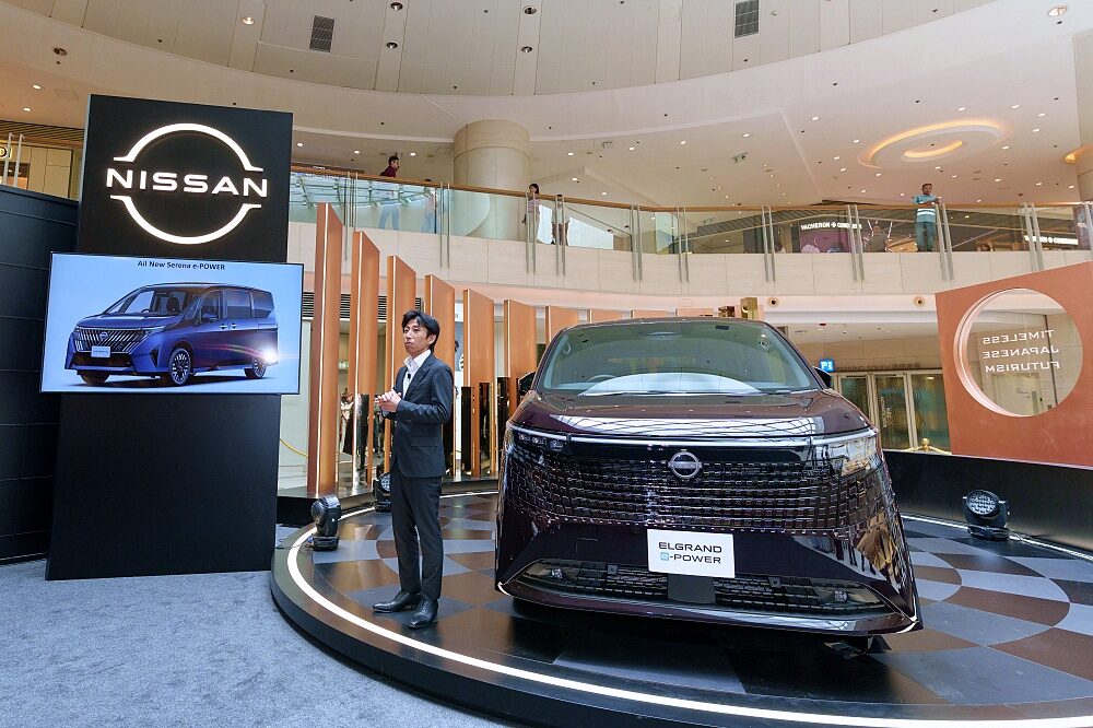 Nissan Elgrand e-POWER 2026 มุมหน้าตรงบนเวทีเปิดตัวที่ฮ่องกง
