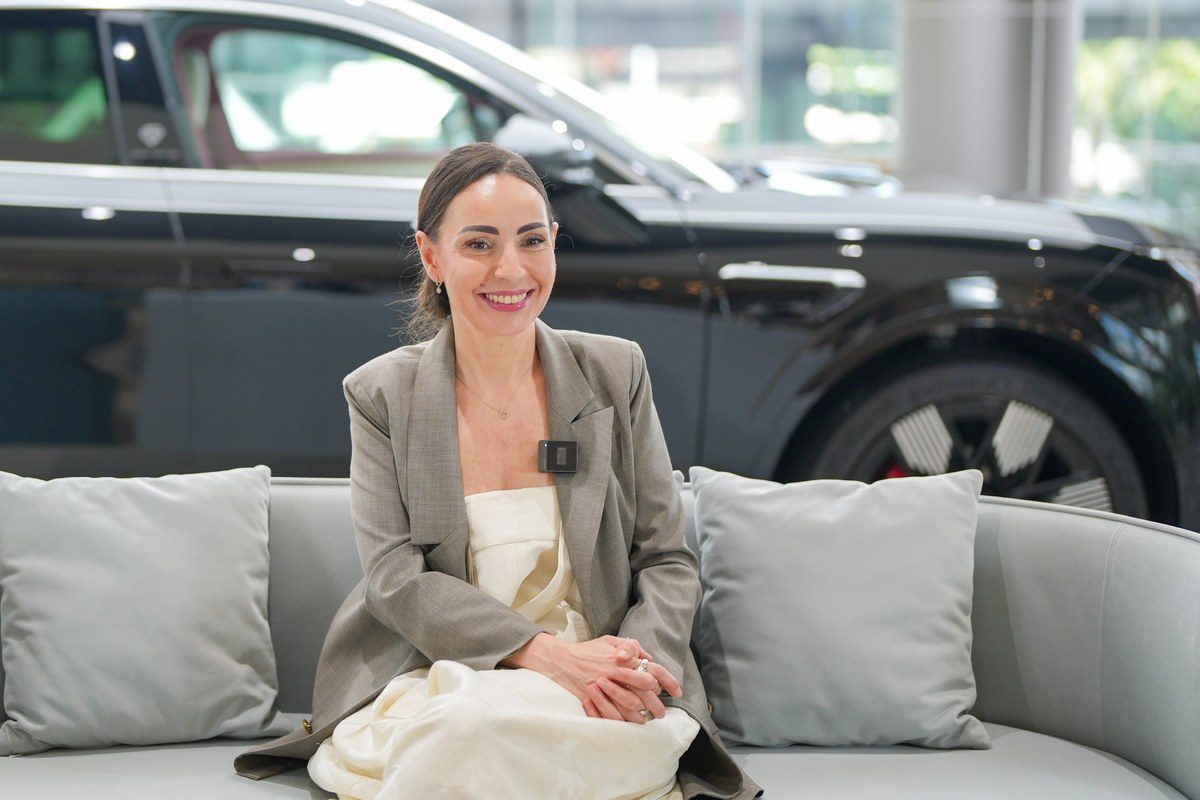 โบเชนา ลาโลวา (Bozhena Lalova) ถ่ายคู่กับยนตรกรรมของแบรนด์เพื่อนำเสนอความประณีตของงานดีไซน์ CMF