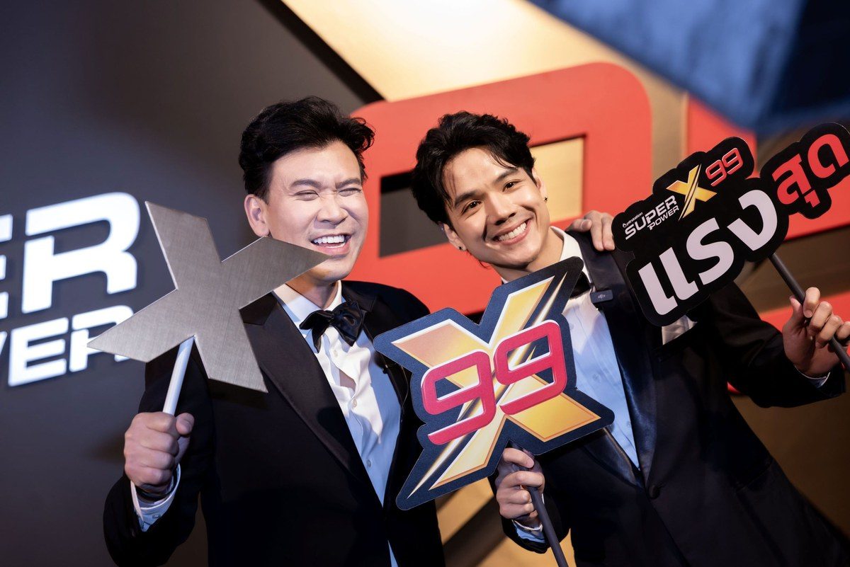 พรีเซนเตอร์และแขกรับเชิญร่วมถ่ายภาพความสำเร็จกับการเปิดตัวผลิตภัณฑ์น้ำมันแก๊สโซฮอล์สูตรพรีเมียม