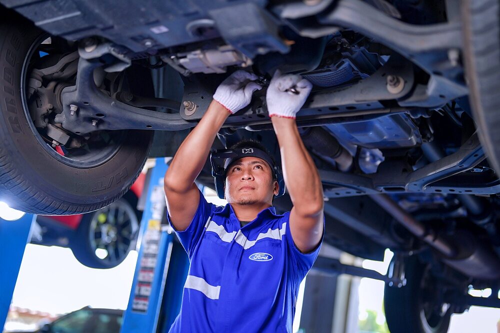 ช่างเทคนิคฟอร์ดตรวจสอบรถด้วยเทคโนโลยีดิจิทัล