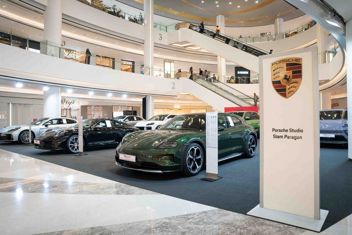 ภาพการจัดแสดงรถยนต์ที่ Porsche Studio Siam Paragon มีรถหลายรุ่นเรียงรายในพื้นที่จัดงาน.