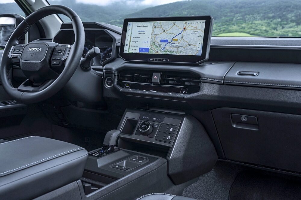 ภาพรายละเอียดงานออกแบบและอุปกรณ์ของ Toyota Hilux BEV 2026 รุ่น High Grade สี Ash Grey ลำดับ 007