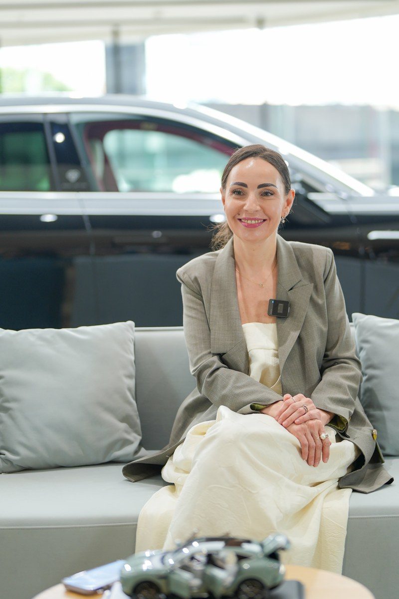 โบเชนา ลาโลวา (Bozhena Lalova) อธิบายขั้นตอนการคัดสรรวัสดุที่เน้นสัมผัสพรีเมียม อบอุ่น และล้ำสมัย