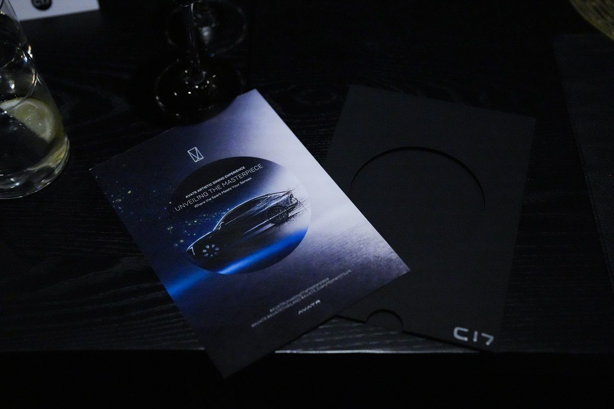 การ์ดต้อนรับกิจกรรมสุดเอ็กซ์คลูซีฟ AVATR Artistic Dining Experience บนโต๊ะอาหารอย่างหรูหรา