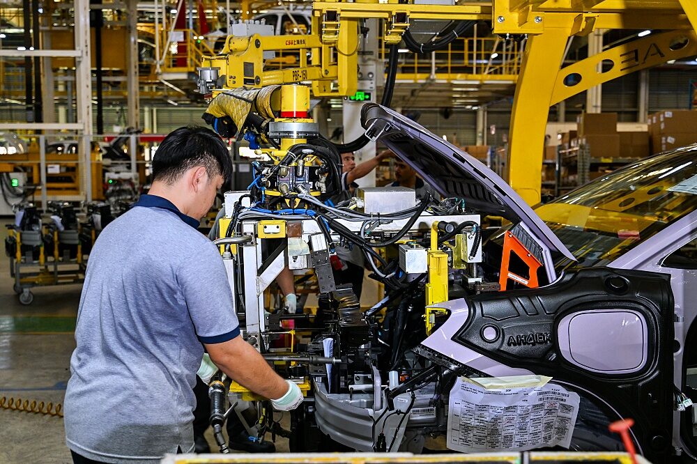 Worker inspects the rear assembly area of NEW MG URBAN 2026
