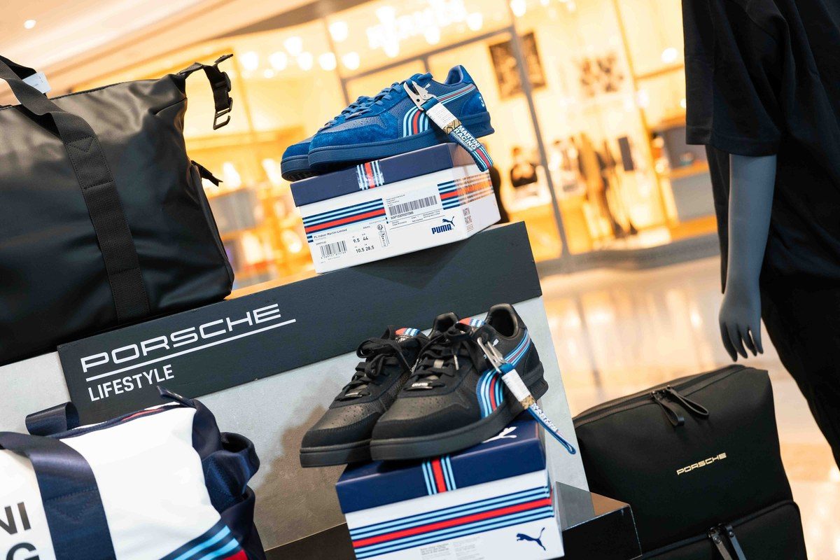 ภาพแสดงสินค้าจากแบรนด์ Porsche ที่จัดแสดงในงานเปิดตัวสินค้าใหม่.