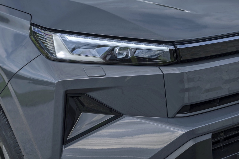 ภาพรายละเอียดงานออกแบบและอุปกรณ์ของ Toyota Hilux BEV 2026 รุ่น High Grade สี Ash Grey ลำดับ 004
