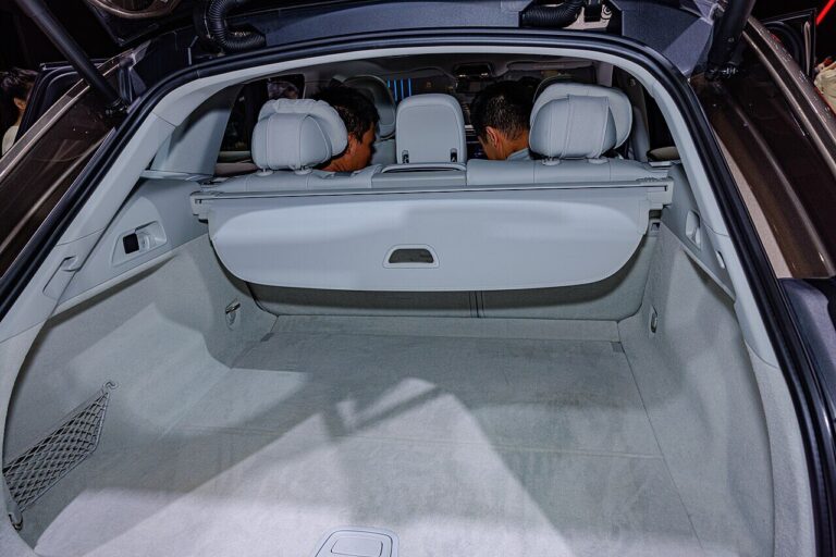 Mercedes-Benz EQE SUV พื้นที่เก็บสัมภาระท้ายรถ