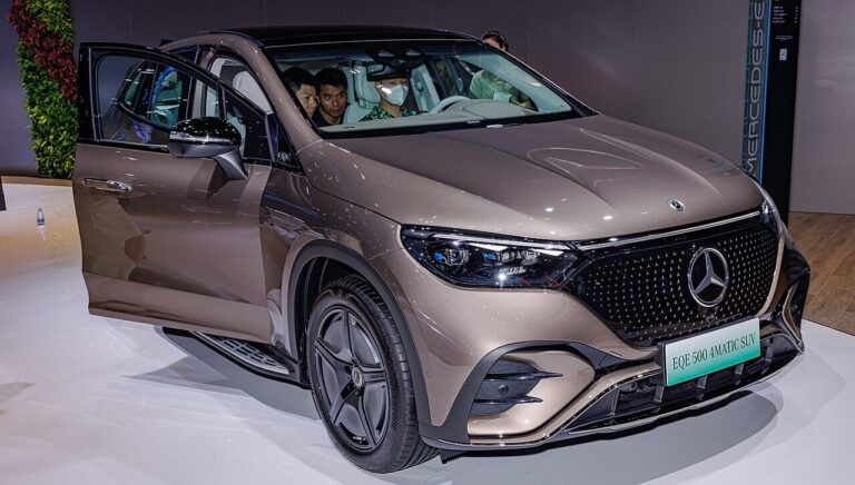 Mercedes-Benz EQE SUV มุมด้านข้าง