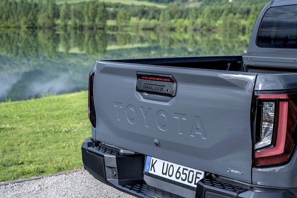 ภาพรายละเอียดงานออกแบบและอุปกรณ์ของ Toyota Hilux BEV 2026 รุ่น High Grade สี Ash Grey ลำดับ 002