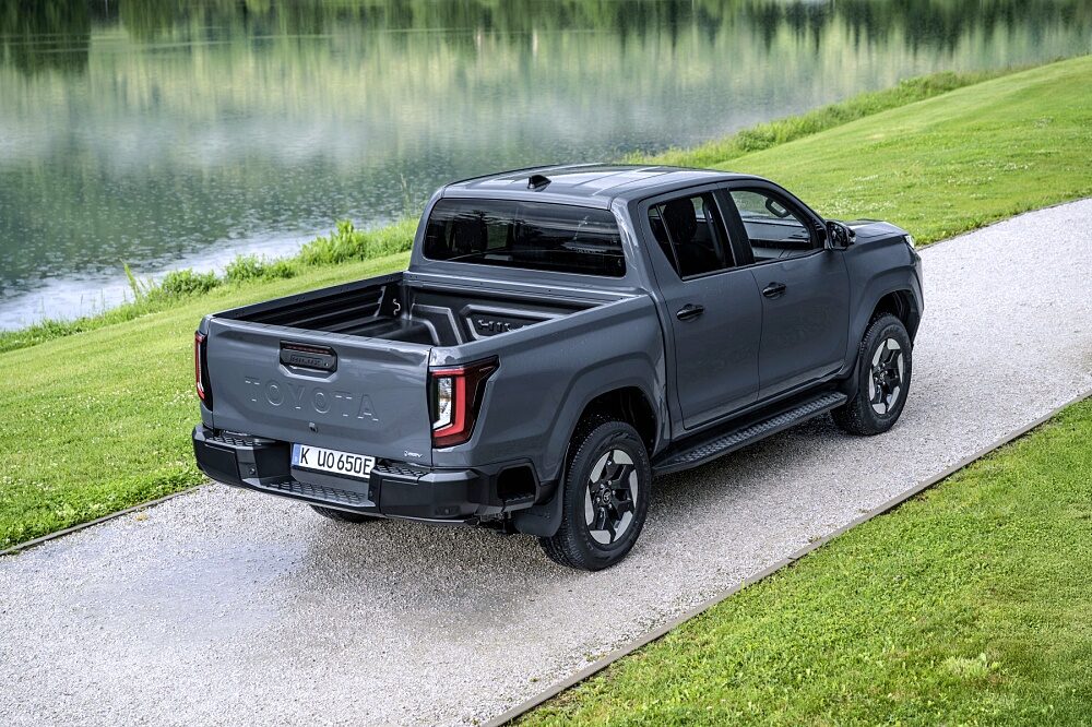 ภาพภายนอกแบบจอดนิ่งของ Toyota Hilux BEV 2026 รุ่น High Grade สี Ash Grey ลำดับ 006