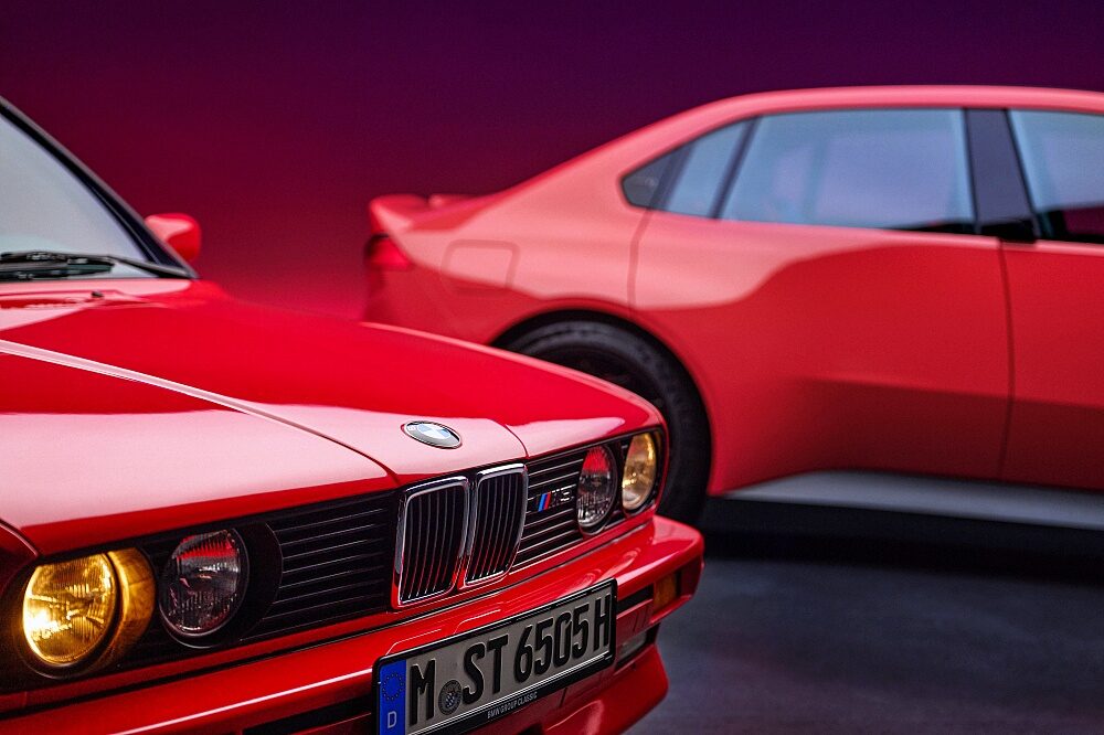 ดีไซน์ด้านหน้าของ BMW M Concept Neue Klasse 2026 เทียบกับรถ BMW M คลาสสิก
