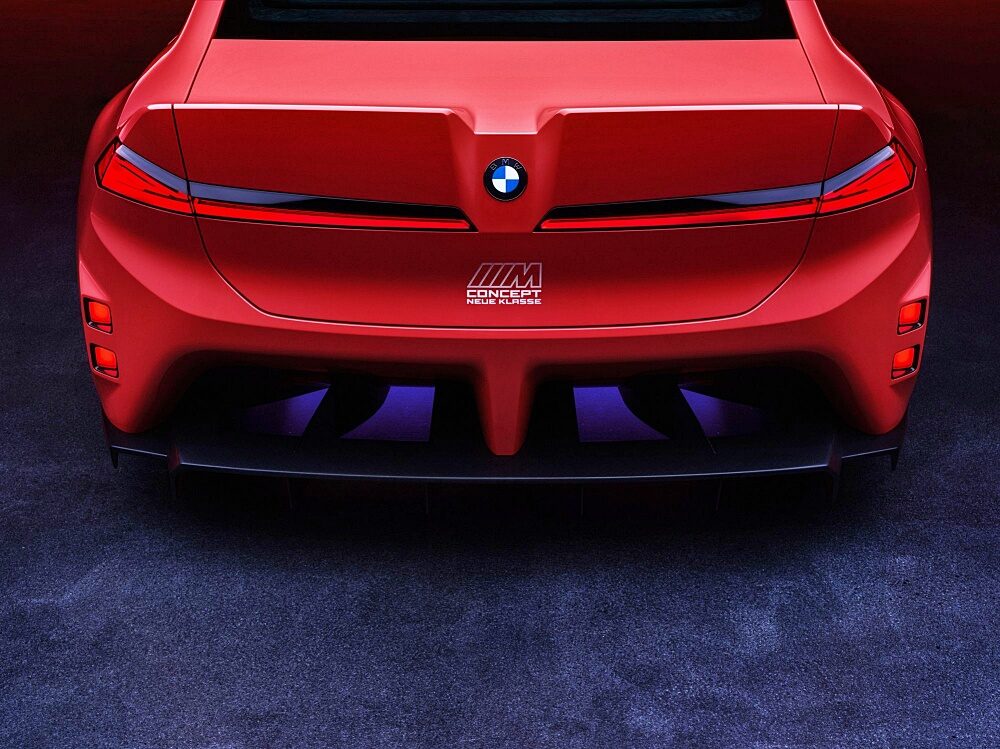มุมท้ายตรงของ BMW M Concept Neue Klasse 2026 พร้อมเส้นไฟท้ายแนวนอน