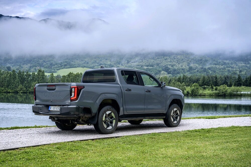 ภาพภายนอกแบบจอดนิ่งของ Toyota Hilux BEV 2026 รุ่น High Grade สี Ash Grey ลำดับ 005