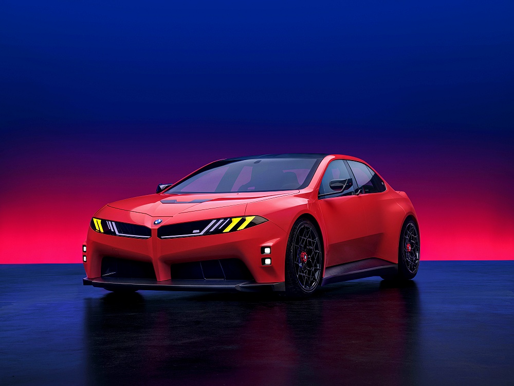 มุมหน้าสามส่วนของ BMW M Concept Neue Klasse 2026 ชูไฟหน้า M Yellow Lights