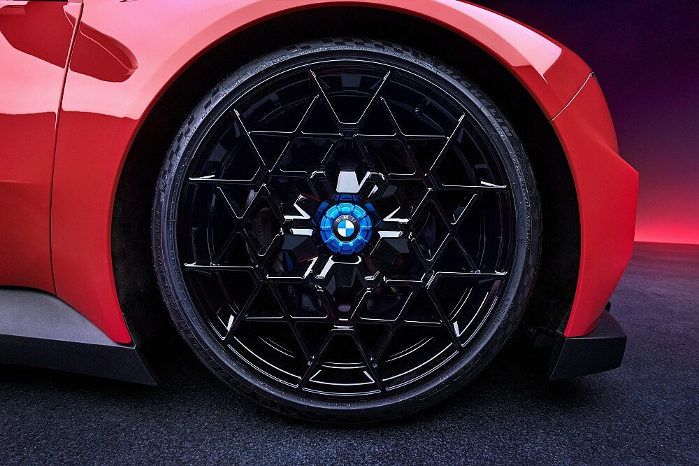 ล้ออัลลอยฟอร์จแบบ Center-lock และดุมล้อสี BMW M ของรถต้นแบบ