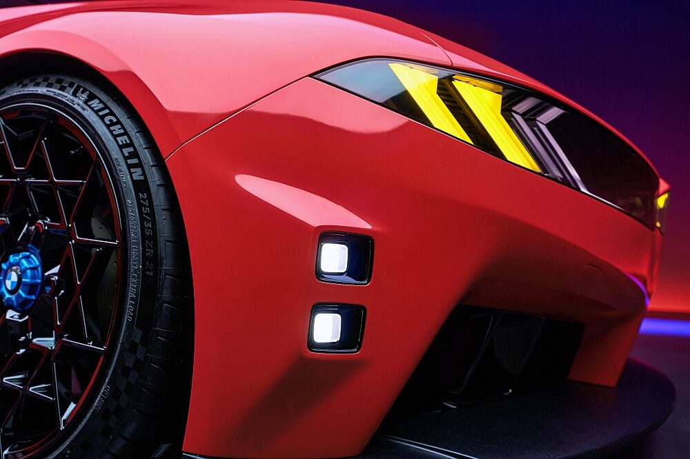 รายละเอียดกันชนหน้า สปลิตเตอร์ และไฟหน้า M Yellow Lights ของ BMW M Concept Neue Klasse 2026