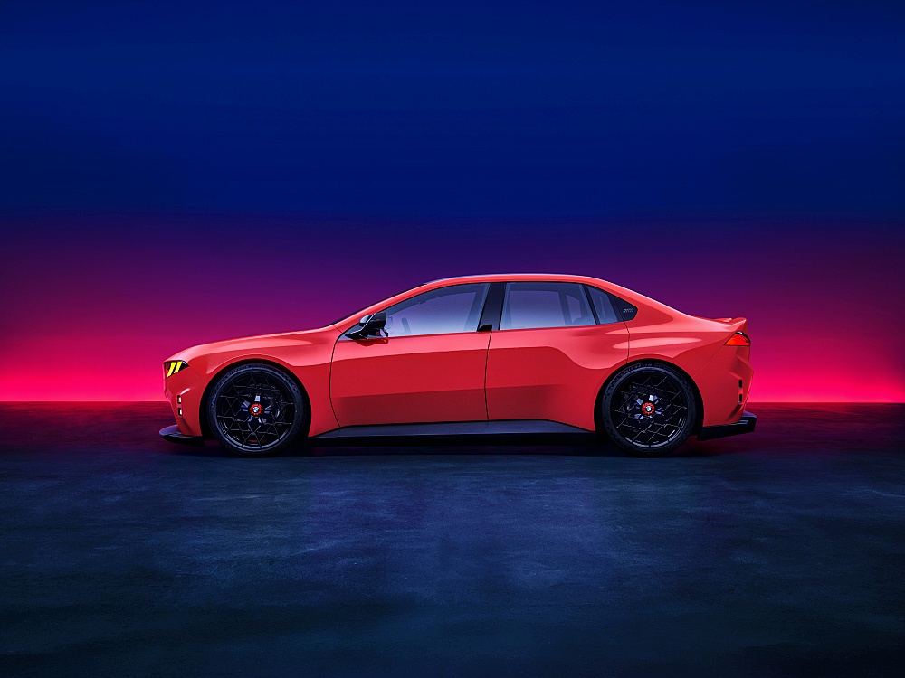 มุมด้านข้างของ BMW M Concept Neue Klasse 2026 เน้นสัดส่วนซีดานสมรรถนะสูง